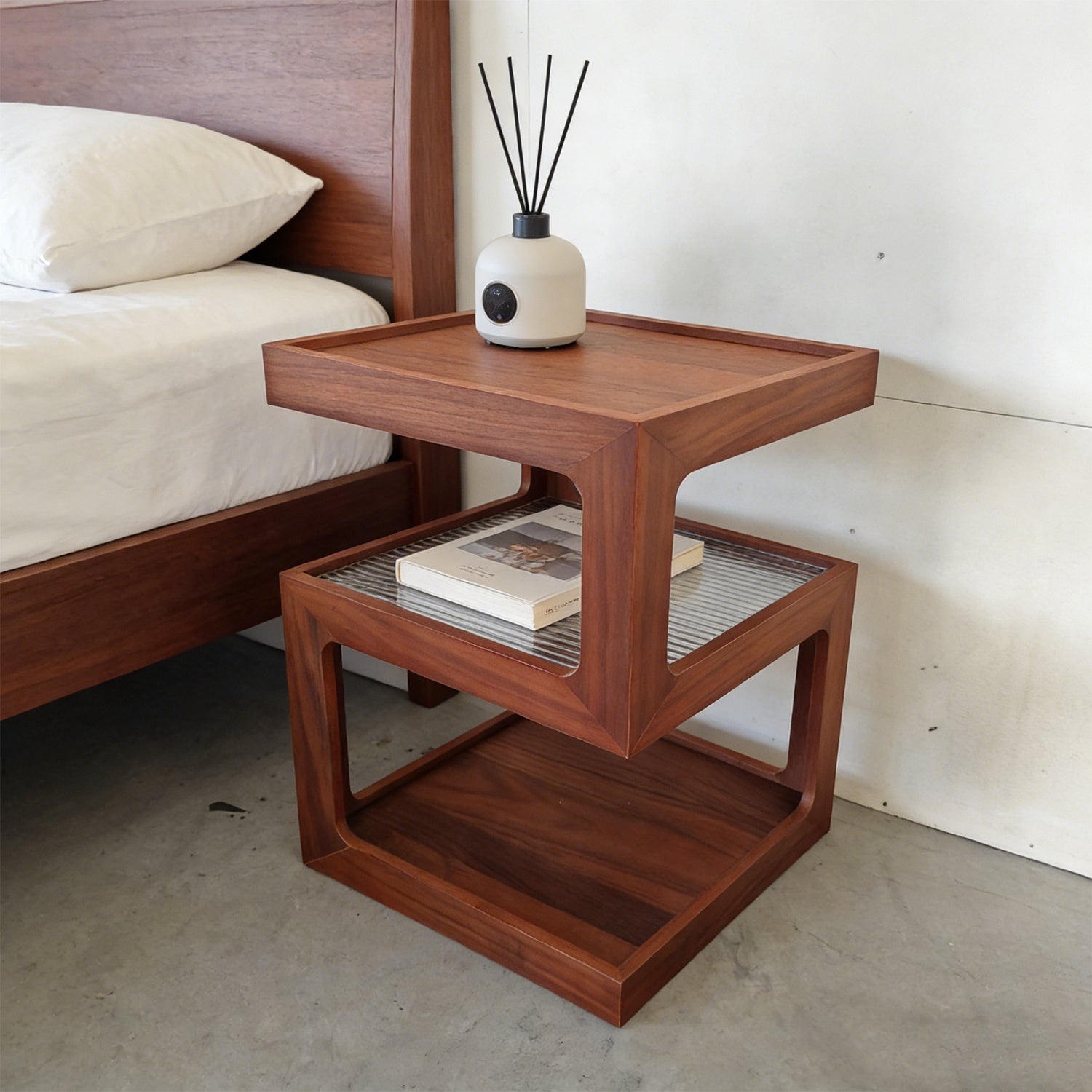 Modern Walnut Wood Bedside Table with Tempered Glass Top & Open Shelf - Assembly Small Nightstand Suitable for Bedroom & Living Room, Retro End Table, Furniture